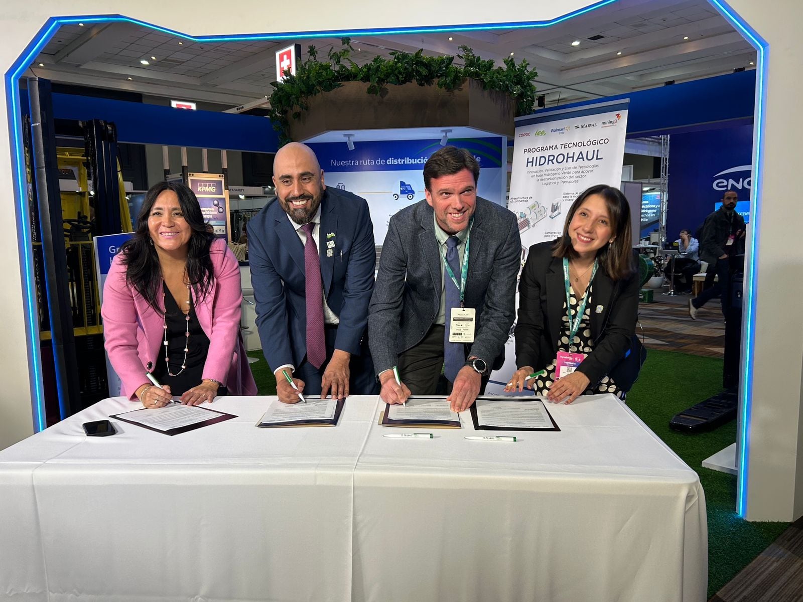 Firma del contrato 'Bus Red' en Chile.