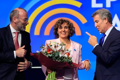 La eurodiputada y secretaria general del PPE, Dolors Monserrat, con un ramo de flores junto al presidente del Partido Popular Europeo, Manfred Weber (a la izquierda), y el presidente del Partido Popular, Alberto Núñez Feijóo.