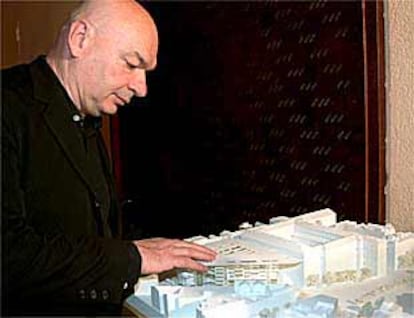 Jean Nouvel, ayer, ante la maqueta de la ampliación del Museo Nacional Reina Sofía.