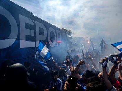 Recibimiento de los aficionados del Deportivo a su equipo, en el Riazor.