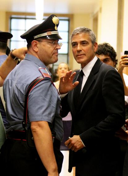 George Clooney abandona el Tribunal Penal de Milán rodeado de sus fans.