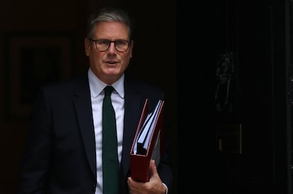 Keir Starmer, este miércoles, ante la puerta de su residencia de Downing Street, en Londres