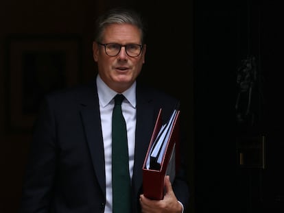 Keir Starmer, este miércoles, ante la puerta de su residencia de Downing Street, en Londres
