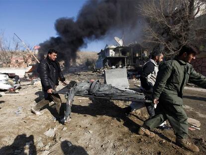 Traslado del cadáver de una víctima del atentado de ayer en Kabul.