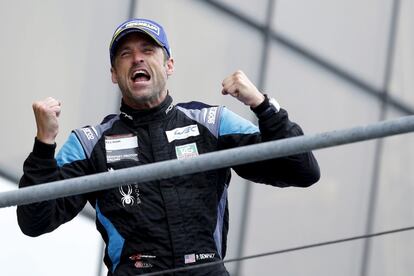 El actor Patrick Dempsey celebra su segundo puesto en la carrera de Le Mans de 2015.