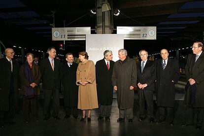 De izquierda a derecha, los ex presidentes de Renfe Antonio Carbonell, Mercè Sala y Julián García Valverde; el presidente del GIF, Antonio González Marín (próximo presidente del Adif); la ministra Magdalena Álvarez; el actual presidente de Renfe, José Salgueiro, y los ex presidentes de Renfe Miguel Corsini, Enrique Guzmán, Ramón Boixados y Alejandro Rebollo, en el acto organizado ayer en la estación de Atocha (Madrid).