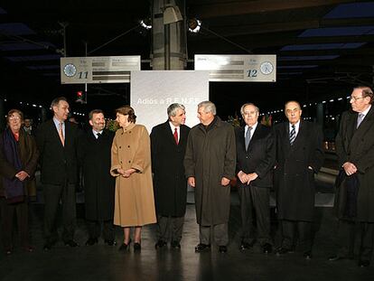 De izquierda a derecha, los ex presidentes de Renfe Antonio Carbonell, Mercè Sala y Julián García Valverde; el presidente del GIF, Antonio González Marín (próximo presidente del Adif); la ministra Magdalena Álvarez; el actual presidente de Renfe, José Salgueiro, y los ex presidentes de Renfe Miguel Corsini, Enrique Guzmán, Ramón Boixados y Alejandro Rebollo, en el acto organizado ayer en la estación de Atocha (Madrid).