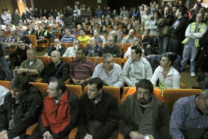 Asamblea de trabajadores de Spanair en la Terminal 2 de Barajas (Madrid) para abordar su situación.