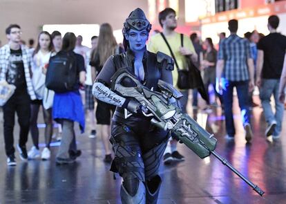 Una mujer disfrazada de un personaje del videojuego Overwatch, en la Gamescom.