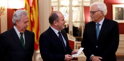 El síndic Rafael Vicent Queralt, a la derecha, entrega su informe al presidente de las Cortes.