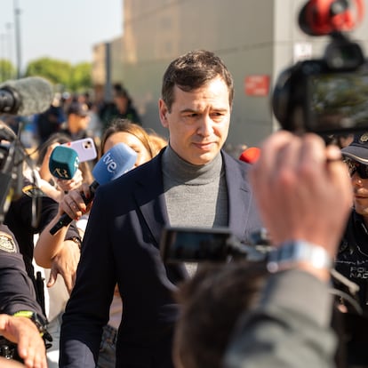 El hermano de Pedro Sánchez, David Sánchez, sale tras declarar en calidad de investigado en el Juzgado de Instrucción número 3 de Badajoz, a 25 de abril de 2025, en Badajoz, Extremadura (España). La jueza vuelve a llamar a declarar al hermano de Pedro Sánchez en el marco de la investigación que sigue por su contratación en la Diputación de Badajoz. También ha llamado a declarar en calidad de investigado al exasesor de Moncloa, Luis María Carrero, al diputado de Cultura de la Diputación de Badajoz, Ricardo Cabezas, y al director de la Diputación de Badajoz, Manuel Candalija.
Andrés Rodríguez / Europa Press
25/04/2025