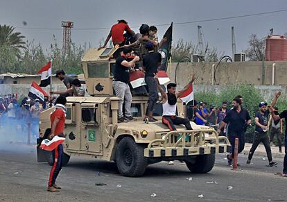 “Han pasado 16 años desde el fin de Sadam Husein y seguimos dónde estábamos; nada ha mejorado. El Gobierno nos ha engañado con promesas que no cumple”, declara Alaa Hamid, un obrero en paro de 31 años. En la imagen, manifestantes subidos a un vehículo blindado del ejército iraquí durante una manifestación en Basora (Iraq).