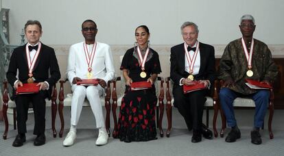 Los cinco premiados posan con el galardón nipón Praemium Imperiale. De izq. a der: Mikhail Baryshnikov, Youssou N’Dour, Shirin Neshat, Rafael Moneo y El Anatsui.