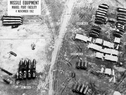 Fotografía captada por un avión espía norteamericano en noviembre de 1962 que muestra el despliegue de rampas de lanzamiento de cohetes nucleares en el puerto de Mariel durante la crisis de los misiles.