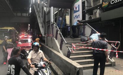 La policía tailandesa vigila la entrada del metro donde detonó una bomba este viernes en Bangkok.