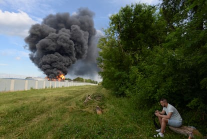 Columna de humo de un depósito de combustible destruido en la ciudad rusa de Voronezh.