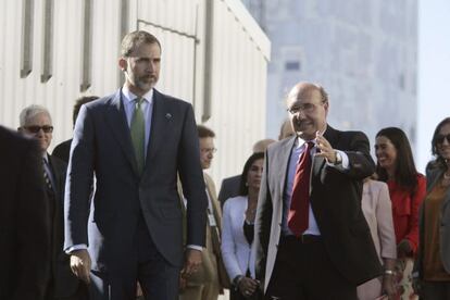 El rey Felipe VI conversa con el director del Instituto de Astrofísica de Canarias, Rafael Rebolo.