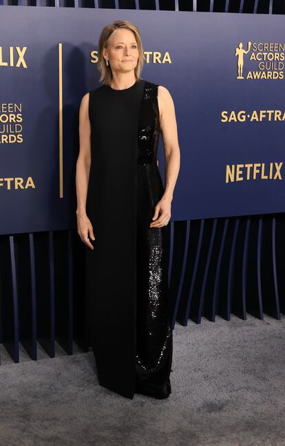 Jodie Foster, nominada a mejor actriz de reparto por 'Nyad', se decantó por este sobrio vestido negro con lentejuelas de Gucci.