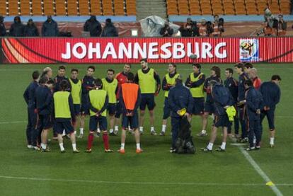 Los jugadores atienden a las instrucciones de Del Bosque  en el entrenamiento de la selección en el Soccer City.