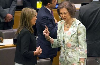 Queen Sofía (r) with Spanish Health Minister Ana Mato at the annual session of the Unicef executive board in New York.