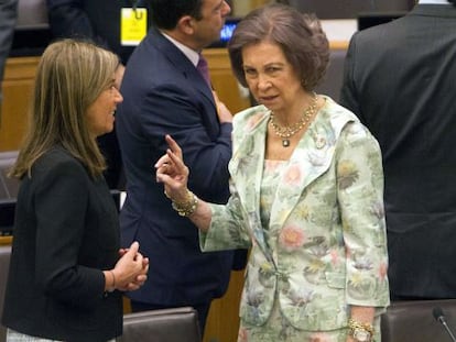 Queen Sofía (r) with Spanish Health Minister Ana Mato at the annual session of the Unicef executive board in New York.