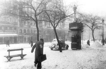 La calle de Alcalá presentaba este aspecto tras la intensa nevada que azotó la capital y que cubrió completamente las calles de Madrid en 1950.