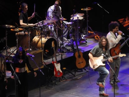 Raimundo Amador interpretando un tema de Pata Negra.