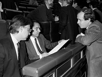 El ex presidente del Gobierno, Felipe González, el ex vicepresidente, Alfonso Guerra, y el ex ministro de Educación, Jose María Maravall, en una foto tomada en El Congreso de los Diputados en el año 1987.