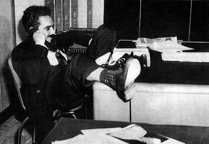 García Márquez en la redacción de 'El Espectador' de Bogotá en 1954.