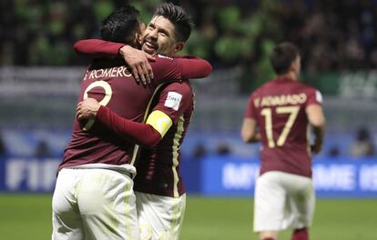 Silvio Romero (i) abraza a Oribe Peralta en el partido de cuartos de final