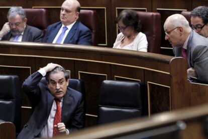 El ministro Valeriano Gómez (izquierda) conversa con Duran (CiU), a la derecha.