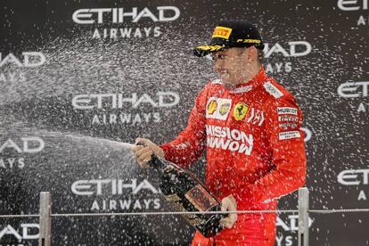 Leclerc celebra su podio en Abu Dhabi el 1 de diciembre.