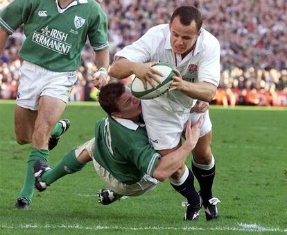 Austin Healey, de Inglaterra, intenta pasar a Brian O' Driscoll, de Irlanda, para marcar durante el partido de rugby de los campeonatos Seis Naciones, en Lansdowne Road, Dublín ( Irlanda) .