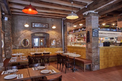 L'interior del Cafè de l'Acadèmia, a Barcelona.