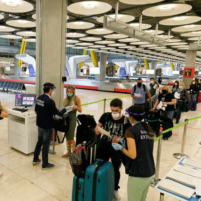 Pasajeros pasan por un control en el Aeropuerto Adolfo Suárez Madrid-Barajas.