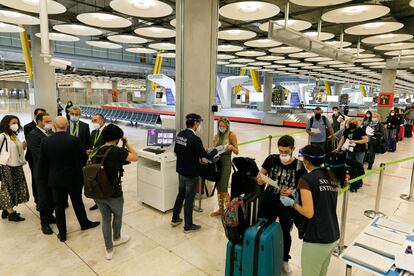 Pasajeros pasan por un control en el Aeropuerto Adolfo Suárez Madrid-Barajas.