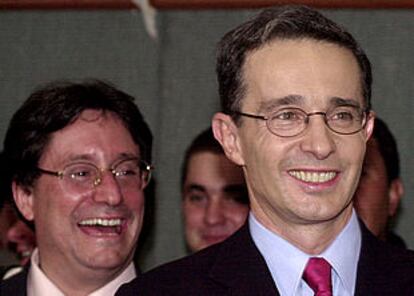 El presidente electo de Colombia, Álvaro Uribe (derecha), junto a su vicepresidente, Francisco Santos.