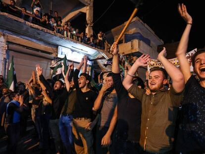 Civiles sirios protestan contra el Gobierno de El Asad, este lunes en Binnish (Idlib).