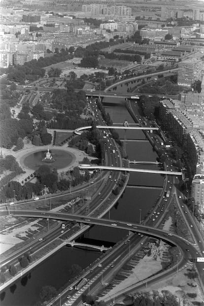 Vista aérea del río Manzanares y la M-30, el 18 de junio de 1991. El distrito de Arganzuela, a la izquierda, y, a la derecha, Carabanchel.