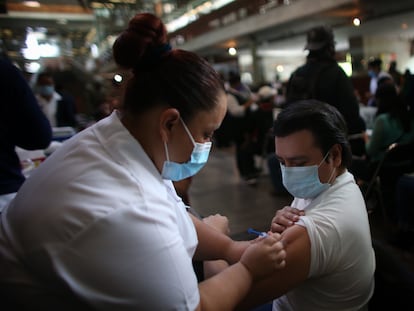 Una trabajadora de salud aplica la vacuna contra la covid-19 a un hombre en la Biblioteca Vasconcelos de Ciudad de México, en junio pasado.