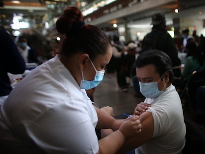 MEX2227. CIUDAD DE MÉXICO (MÉXICO), 18/05/2021.- Una trabajadora de Salud vacuna un profesor hoy, durante una jornada de vacunación masiva contra la Covid-19, en la Biblioteca Vasconcelos de Ciudad de México (México). Ciudad de México inició este martes la vacunanción de maestros y personal educativo con la intención de avanzar hacia un posible regreso a las clases en las próximas semanas. EFE/ Sáshenka Gutiérrez