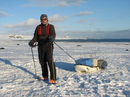 Antonio Quesada tirando un trineo a sus espaldas durante una de sus expediciones polares en la península Byers (Isla Livingston; Antártida).