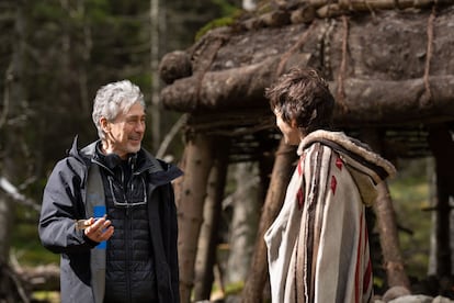 Tony Gilroy y Diego Luna hablan durante el rodaje de 'Andor' en Londres durante la pandemia.