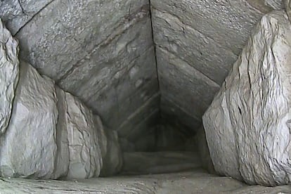 Imagen del corredor encontrado en el interior de la pirámide de Keops, el jueves. 