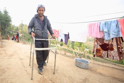 Ratna Bhadur Shrestha, de 53 años, quedó sepultado por los escombros, que le dejaron una pierna dañada.