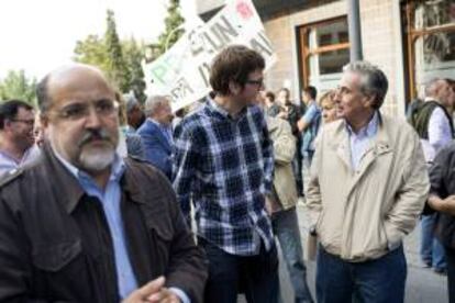 Cerca de medio millar de vitorianos se han manifestado hoy por las calles de la capital alavesa, convocados por el Ayuntamiento de la ciudad, para volver a pedir el cierre inmediato y el posterior desmantelamiento de la central nuclear de Santa María de Garoña (Burgos).En la imagen el parlamentario del PSOE-EE, Ramón Jauregui (d) saluda al portavoz del PNV en el ayuntamiento, Gorka Urtaran (c) ante el secretario general del PSOE-EE, Txarli Prieto (i) al comienzo de la mianifestación.