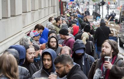 Un grupo de personas espera para comprar en una tienda de cannabis gubernamental en Montreal (Canadá).