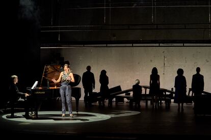 La cantante María Hinojosa y el pianista Dani Espasa, en un ensayo de 'Adolfo Marsillach soy yo'.