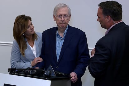 Top U.S. Senate Republican Mitch McConnell appears to freeze up for more than 30 seconds during a public appearance before he was escorted away after an event with the Northern Kentucky Chamber of Commerce in Covington, Kentucky, U.S. August 30, 2023.