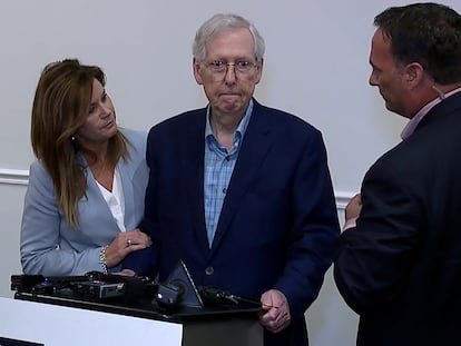 El líder republicano en el Senado, Mitch McConnell, atendido por sus asistentes tras quedarse en blanco en un acto en Covington (Kentucky) este miércoles.